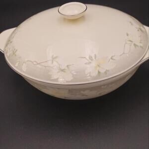 Kathleen by Royal Doulton Covered Vegetable Bowl 10-3/8"‎